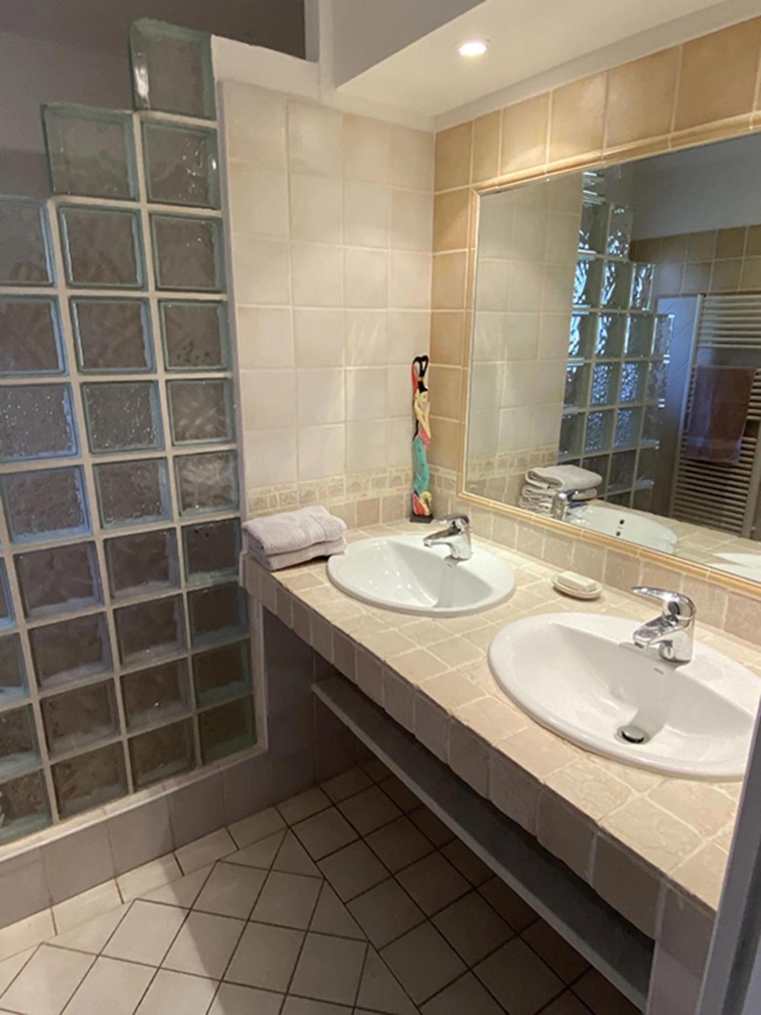 Les Jardins Du Soleil Apartment Авиньон Стая снимка
